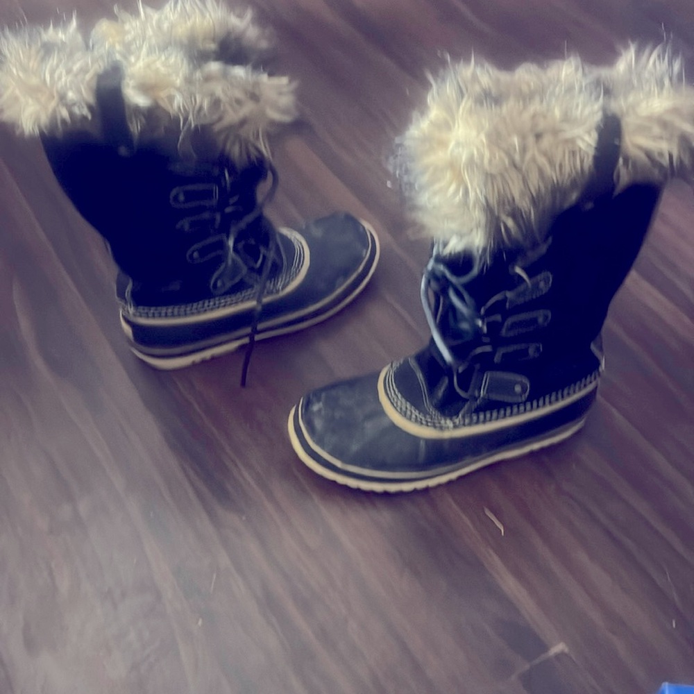 Sorel boots for woman. Like new.